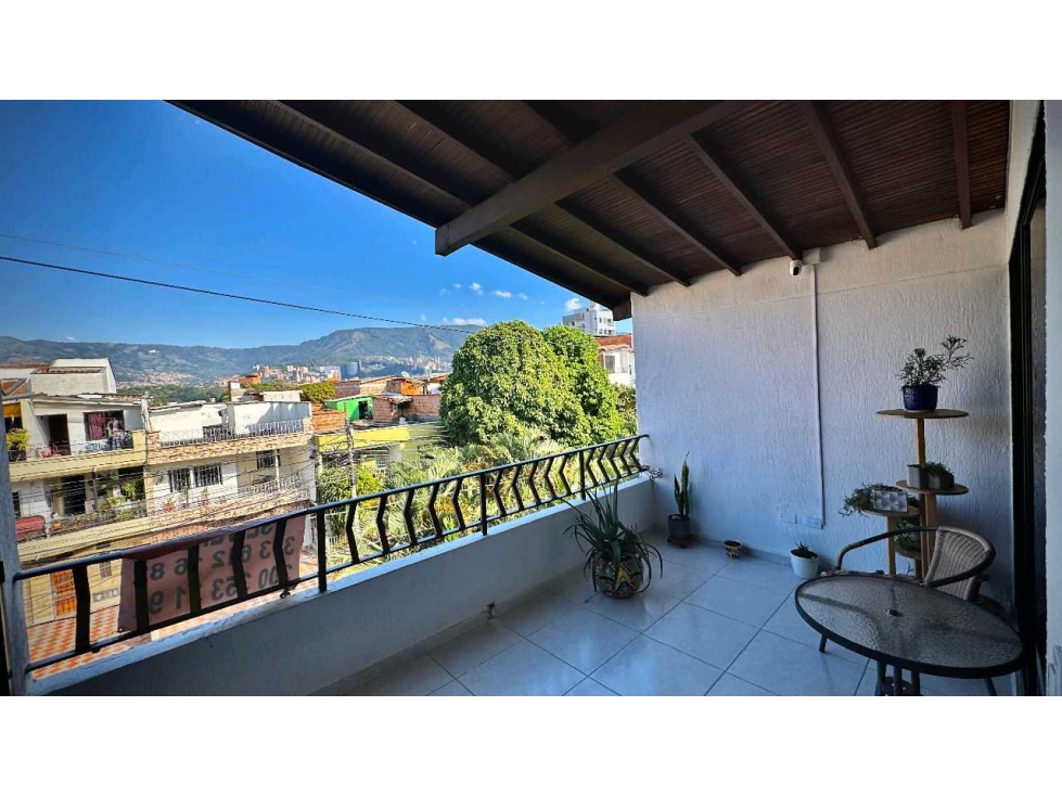 VENTA HERMOSA CASA 3ER Y ULTIMO PISO. BELEN MIRAVALLE. (BJ). MEDELLIN