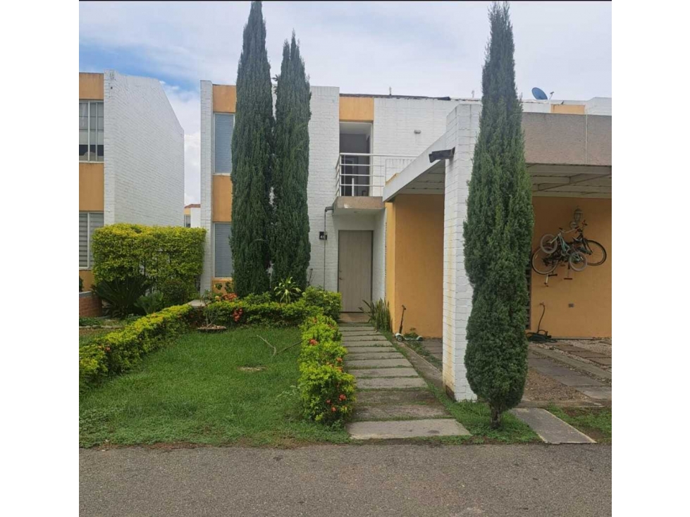 VENTA HERMOSA CASA CAMPESTRE en zona residencial Hacienda El Castillo.