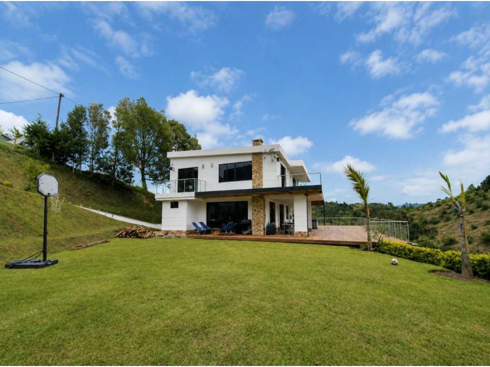 VENTA HERMOSA FINCA INDEPENDIENTE EN RIONEGRO CON 9.600m² DE TERRENO