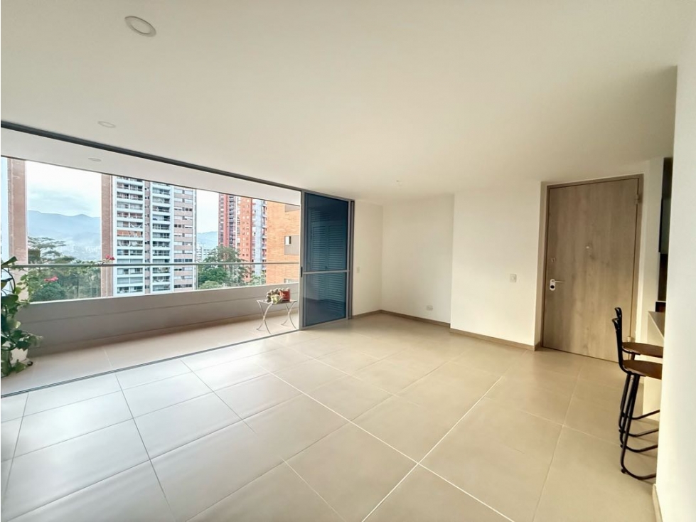 VENTA HERMOSO APARTAMENTO COMO NUEVO SECTOR BALSOS POBLADO.
