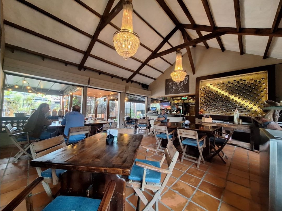 Venta local comercial en Llanogrande sobre vía principal
