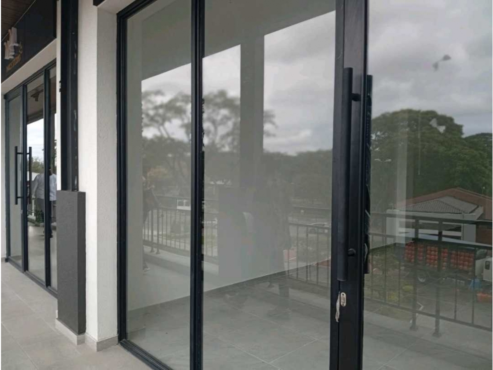 Venta Local Comercial por Estrenar Plaza Costa Brisa. Via a la Costa - 4