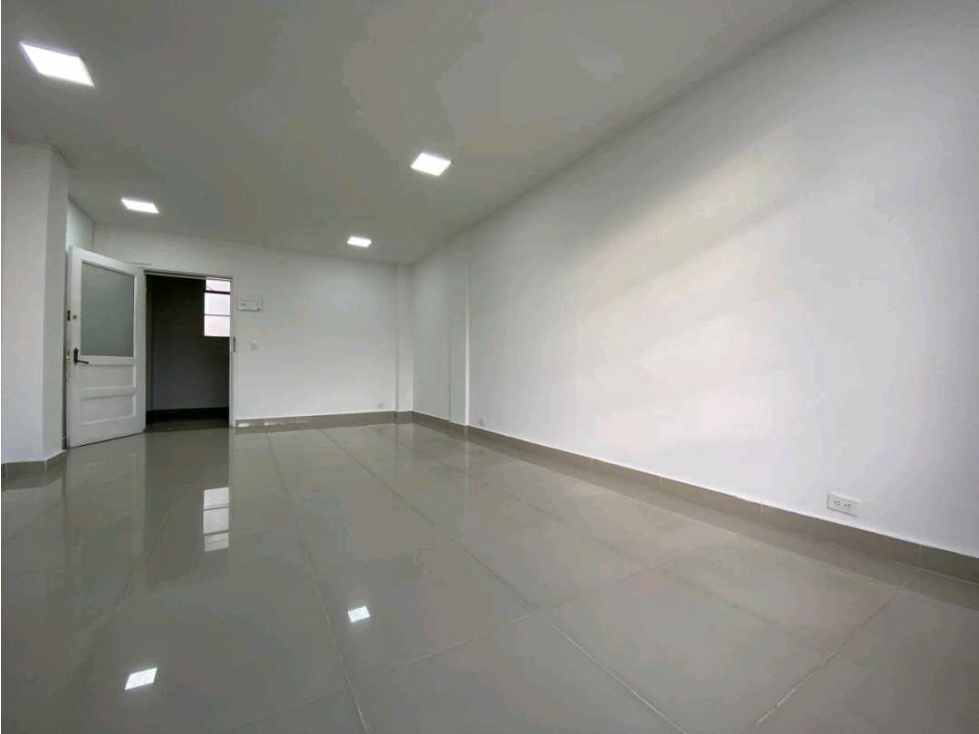VENTA LOCAL PARA OFICINA — foto 4