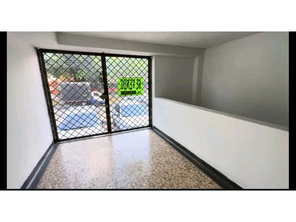 VENTA LOCAL PISO 1 CON SOTANO AVENIDA PASO ANCHO LL9933081