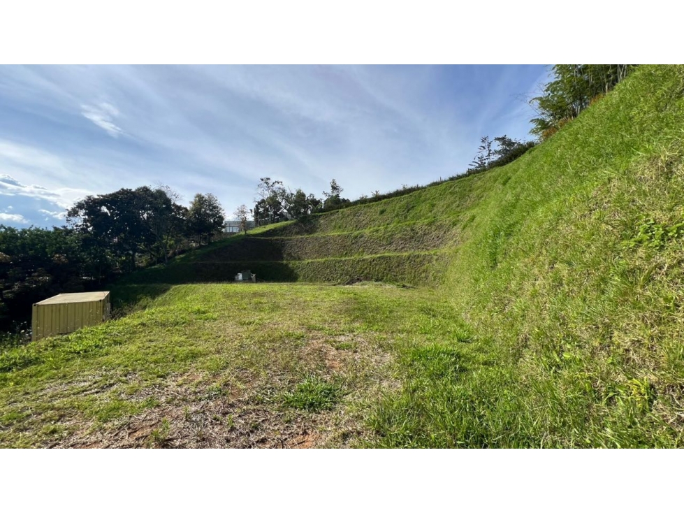 Venta lote 2.500 m² con vista a montaña y bosque en San Antonio