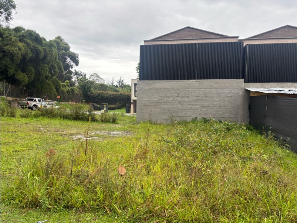 Venta lote en unidad cerrada con diseño aprobado