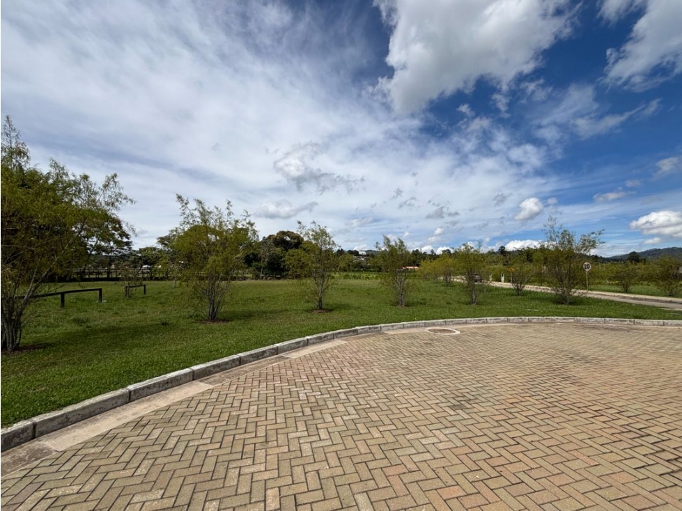 Venta lote en unidad cerrada en Llanogrande