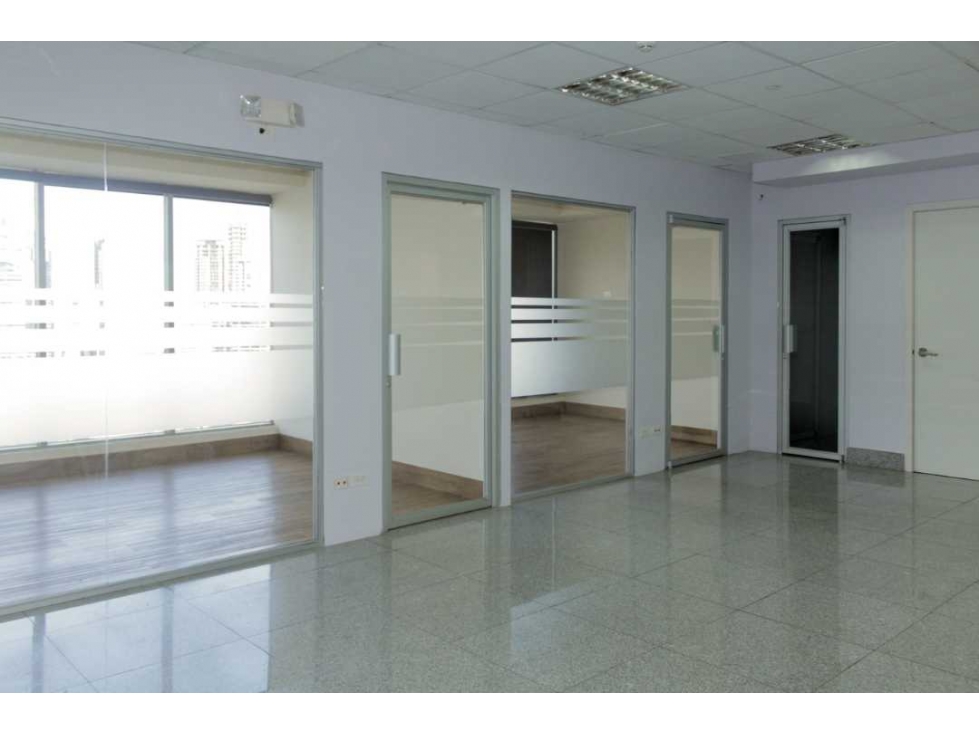 Venta o alquiler de oficina de 108 mts/ Torre Bicsa — foto 3