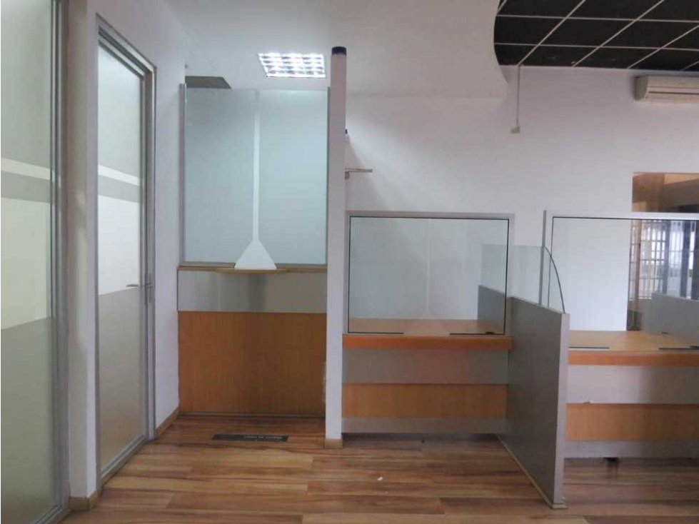 VENTA O ALQUILER DE OFIGALERA CON OFICINAS EN PARQUE LEFEVRE — foto 2