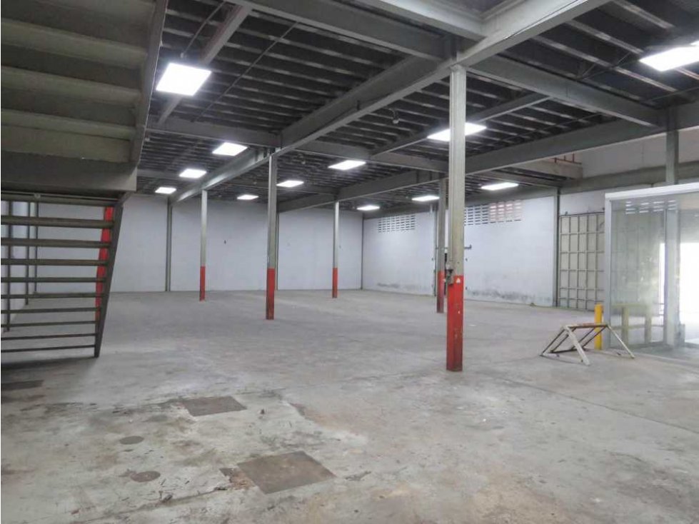 VENTA O ALQUILER DE OFIGALERA CON OFICINAS EN PARQUE LEFEVRE — foto 4