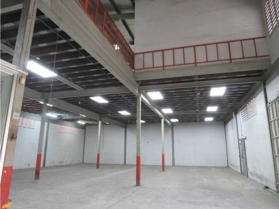 VENTA O ALQUILER DE OFIGALERA CON OFICINAS EN PARQUE LEFEVRE — foto 5