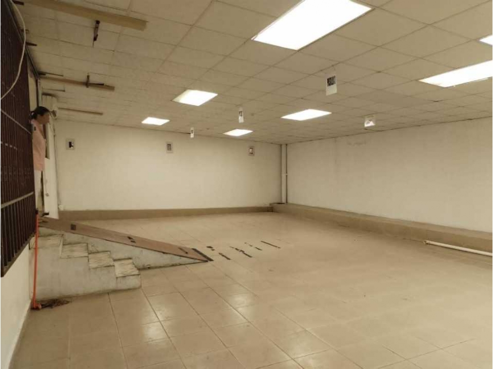 VENTA O ALQUILER LOCAL COMERCIAL parque lefebre - 4