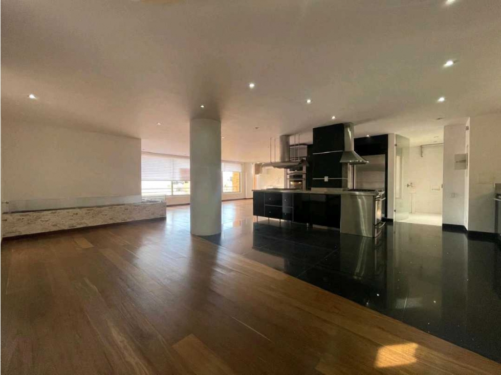 Venta de amplio apartamento en Rosales Bajo