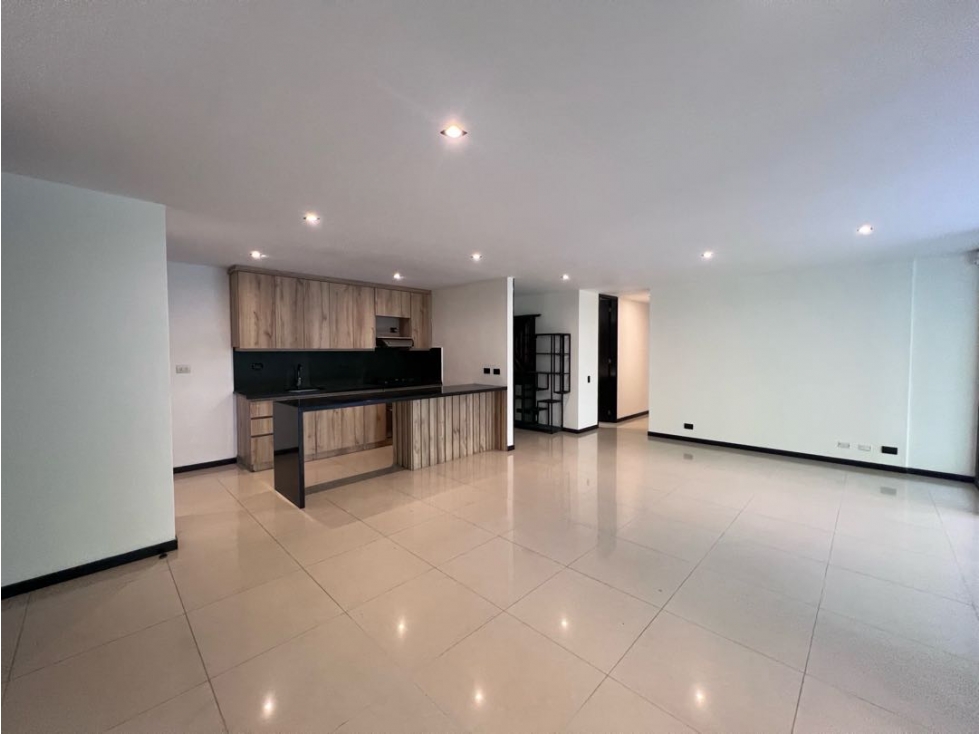 VENTA O RENTA PISO BAJO CON TERRAZA VISTA A VERDE EN LA COLA DEL ZORRO
