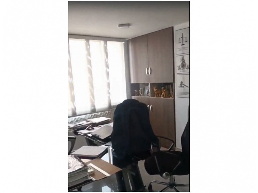 Venta OFICINA de 2 espacios cerca al CLUB MEDELLIN