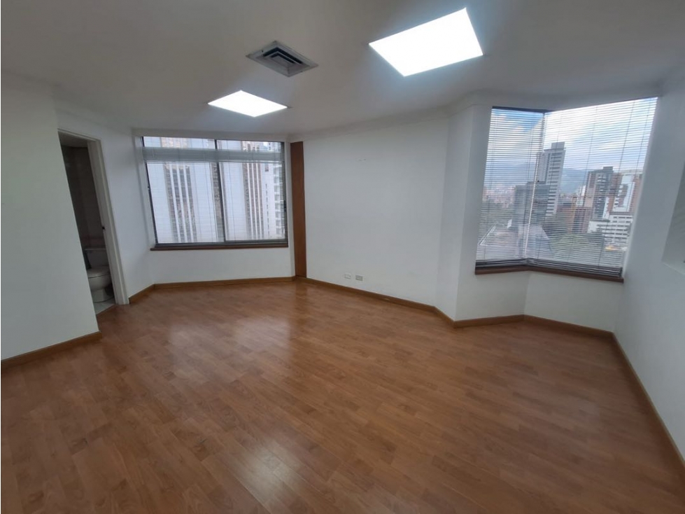 Venta oficina Poblado Medellín sector Santa María de Los Ángeles