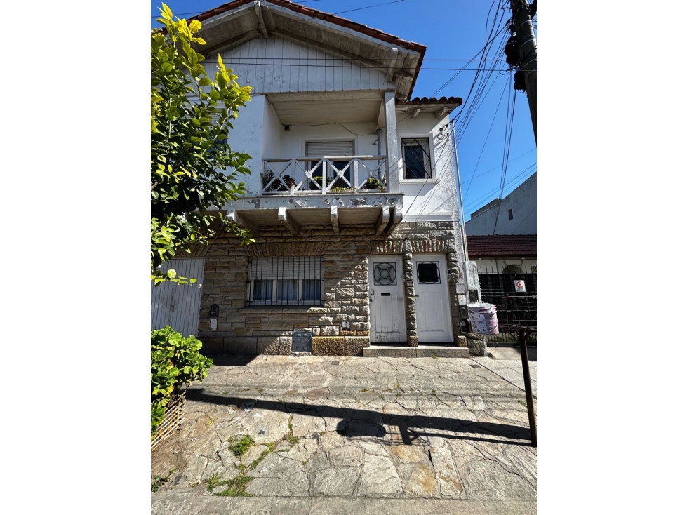 VENTA PH 3 AMB.RODEADO DE AMPLIO PATIO. BARRIO CHAUVIN - 2