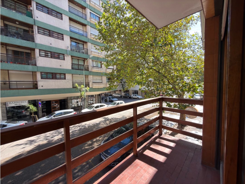 VENTA SEMIPISO (3) AMBIENTES CON COCHERA DOBLE LA PERLA — foto 2