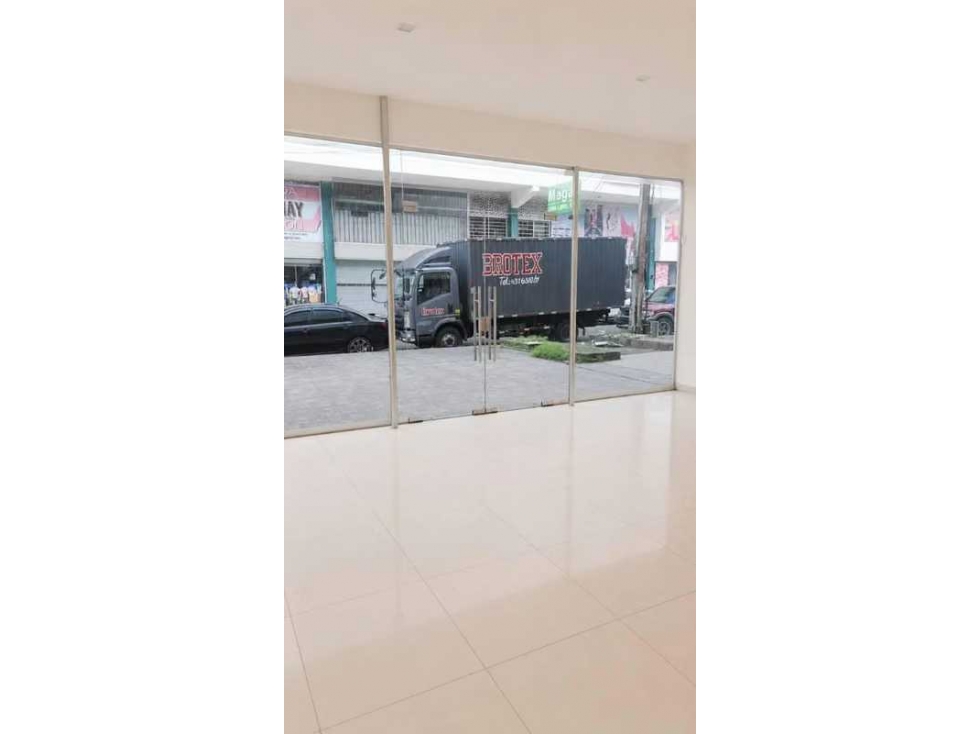 VENTA Y ALQUILER LOCAL COMERCIAL COLÓN ZONA LIBRE ALTA VISIBILIDAD VV - 2