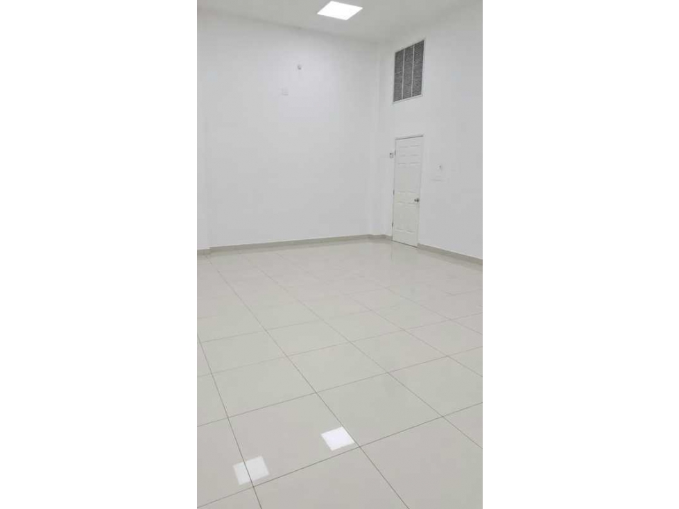 VENTA Y ALQUILER LOCAL COMERCIAL COLÓN ZONA LIBRE ALTA VISIBILIDAD VV - 4