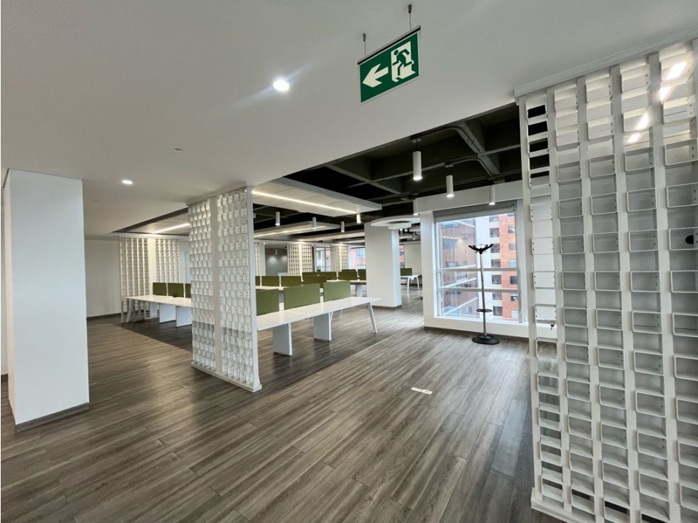 Vendo oficina con arriendo vigente, iluminada y linda vista — foto 4