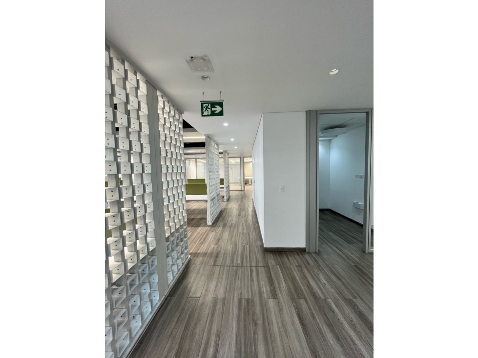 Vendo oficina con arriendo vigente, iluminada y linda vista — foto 6
