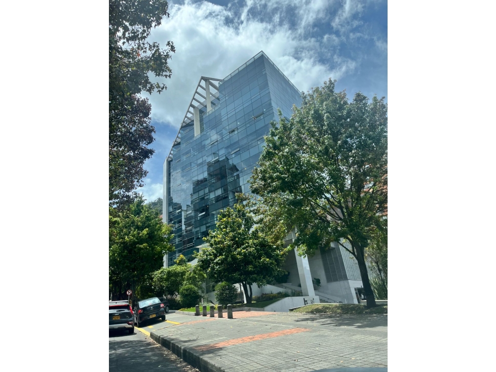 Vendo oficina con arriendo vigente, iluminada y linda vista — foto 2