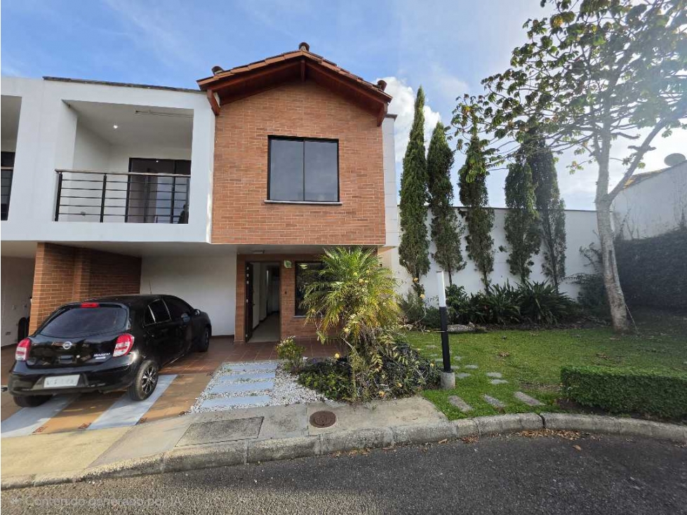 ¡Vivir a un paso de todo tambiÃ©n existe en La Ceja! Casa esquinera.