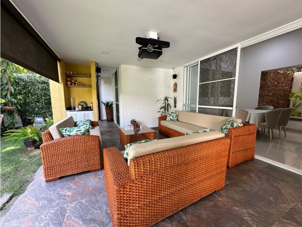 SE VENDE CASA MODERNA EN EL CASTILLO EN UNIDAD DE UN SOLO NIVEL — foto 2