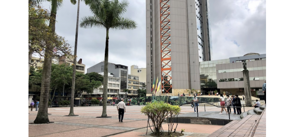 como afecta la subida y bajada del dolar al mercado inmobiliario y a los proyectos sobre planos en colombia