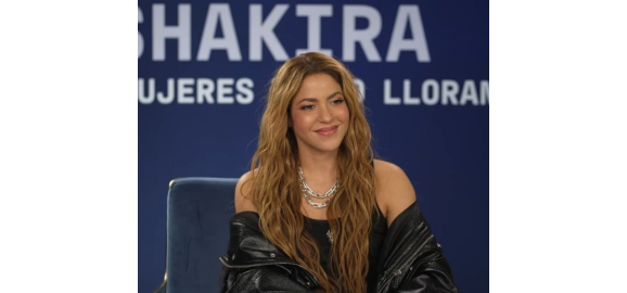 shakira llego al choco en compania de howard buffet y donara us1 millon