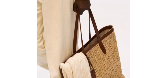 los bolsos ganan protagonismo y redefinen los accesorios de la moda masculina