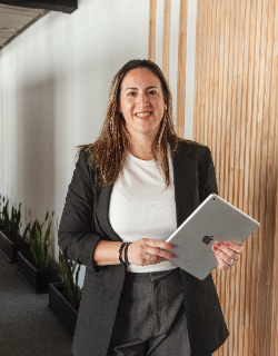 Veronica Jimenez - Martillero y